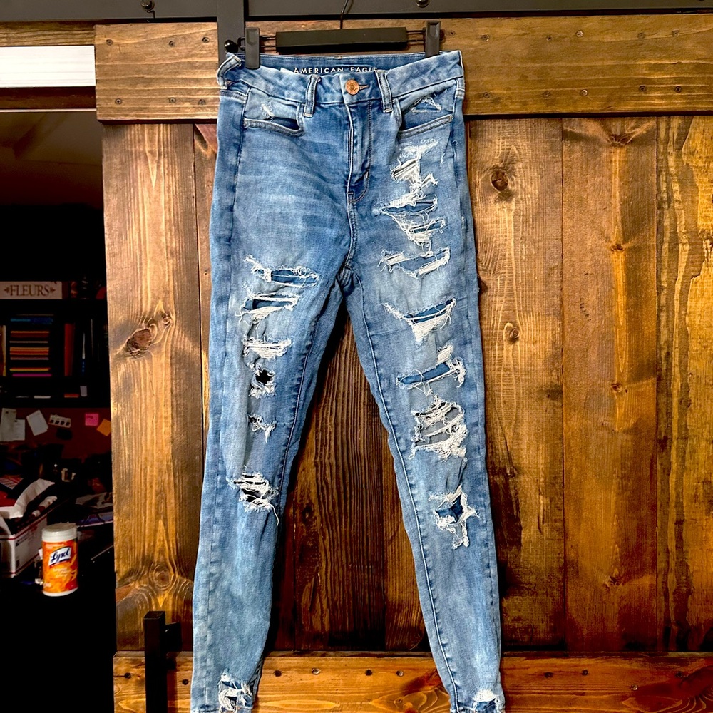 American eagle size 6 distressed denim jeans
